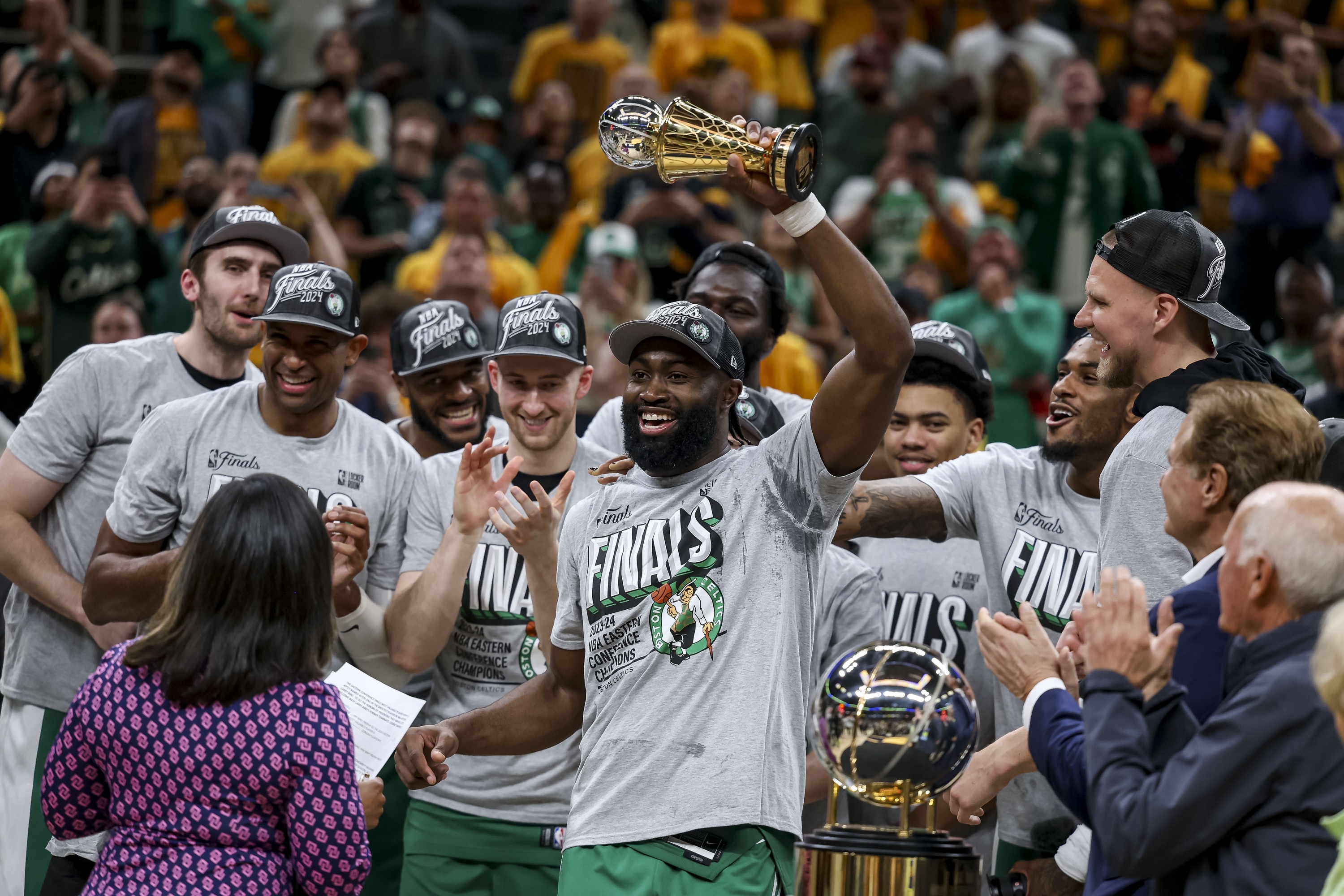 爱游戏登录-NBA球员在场上的精彩表现赢得观众喝彩的简单介绍