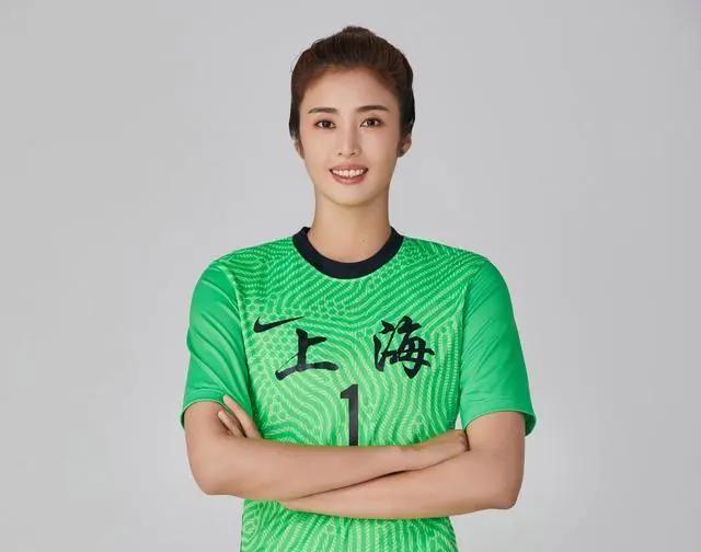 足球场上女性运动员的搏命拼抢引人热血的简单介绍