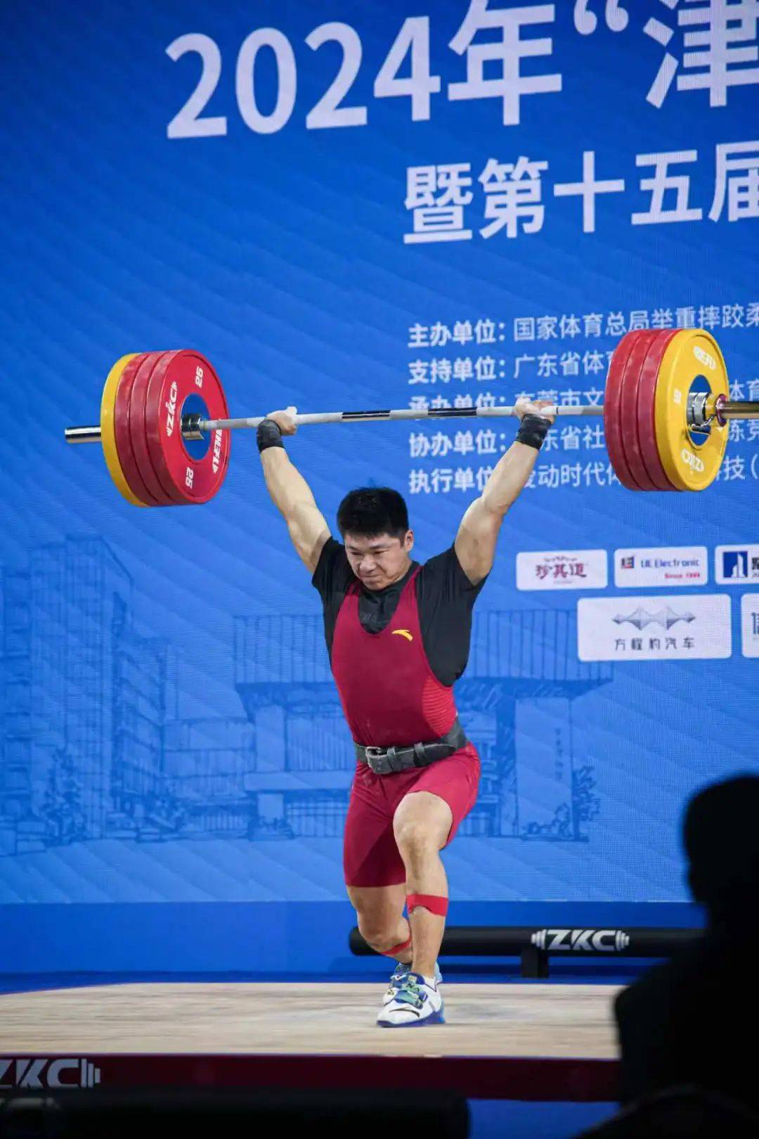 爱游戏登录入口-运动员在比赛中积极拼搏追求胜利